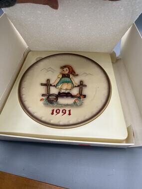 Goebel Hummel 1991 Annual Plate HUM 287 21st Edition Girl on Fence W Germany Box